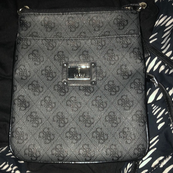 Crossbody guess eat 1981 purse - Picture 1 of 3